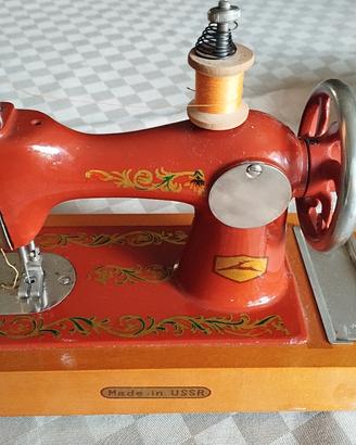 Macchina da cucire piccola giocattolo vintage 