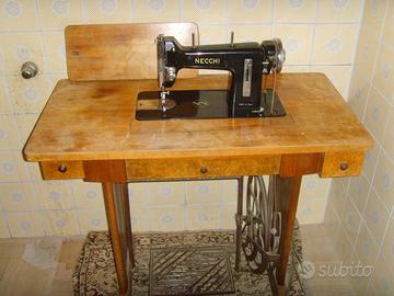 Macchina da cucire Necchi anni 50/60. Con mobile