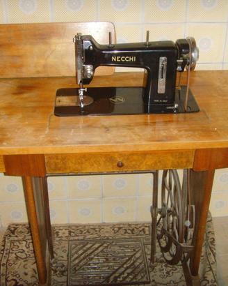 Macchina da cucire Necchi anni 50/60. Con mobile