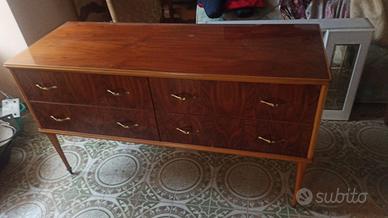 Comò con cassetti