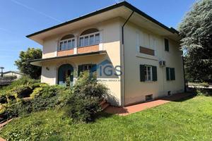 Villa di 433 m² con più di 5 locali e box auto dop