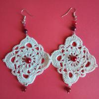 orecchini realizzati a uncinetto con perline 