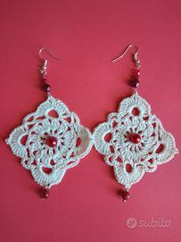 orecchini realizzati a uncinetto con perline 