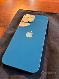 Iphone 13 mini con accessori