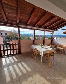 Trilo con ampia veranda a 20 min a piedi spiaggia