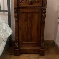 Coppia di comodini con ripiani in marmo