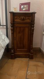 Coppia di comodini con ripiani in marmo