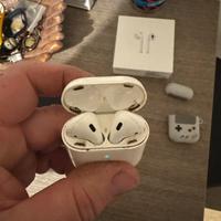 Airpods 2 con Case Wireless (qualche difetto)