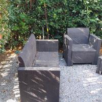  divano con 2 poltrone e tavolo  più cuscini