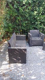  divano con 2 poltrone e tavolo  più cuscini