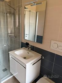 Mobile bagno moderno con specchiera