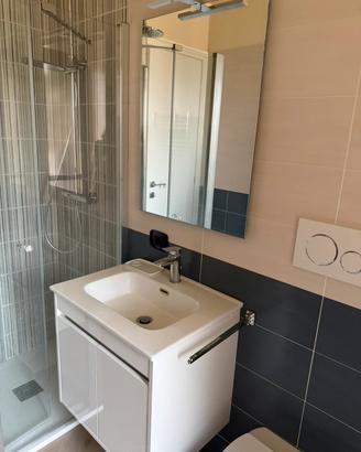 Mobile bagno moderno con specchiera
