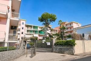 4 LOCALI A TORRE DEL GRECO