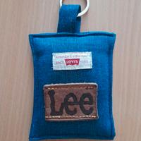 Portachiavi in jeans con decorazioni varie