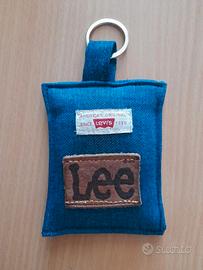 Portachiavi in jeans con decorazioni varie