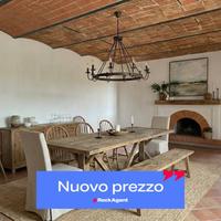 STABILE INDIPENDENTE CON PANORAMI SULLE COLLINE