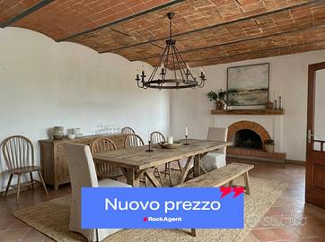 STABILE INDIPENDENTE CON PANORAMI SULLE COLLINE