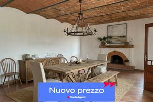 STABILE INDIPENDENTE CON PANORAMI SULLE COLLINE