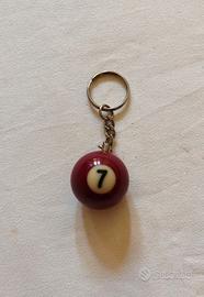 Portachiavi a forma di palla da biliardo numero 7.
