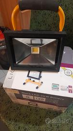 farò ricaricabile led 20w =a una lampadina  150w