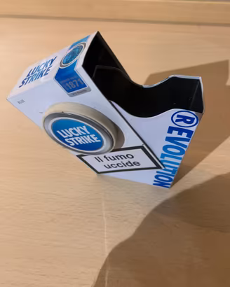 Scatola latta lucky strike blu pubblicitaria