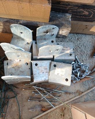 staffe metalliche a forma di U