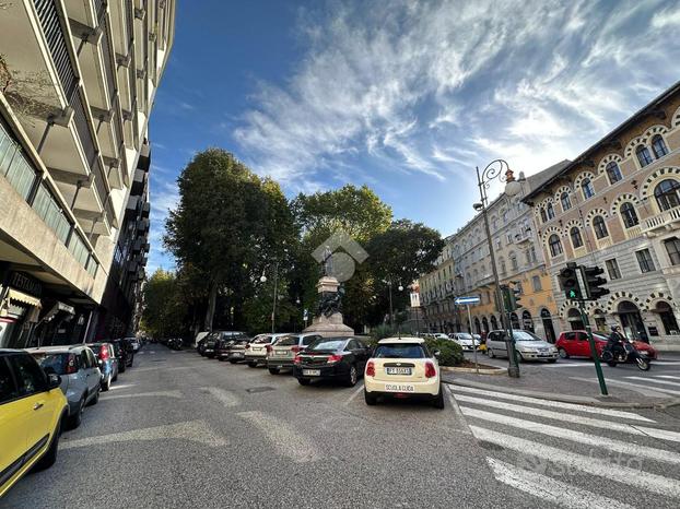 Box auto singolo, di fronte al giardino pubblico