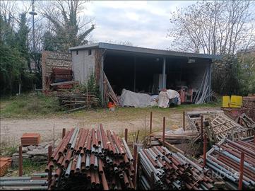 Magazzino con tettoia zona centrale
