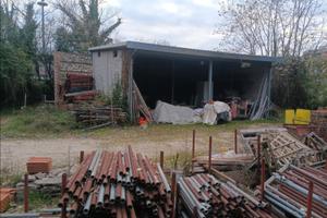 Magazzino con tettoia zona centrale