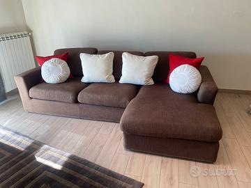 Divano tre posti con chaise longue