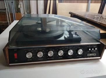 Giradischi o radio antica 