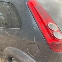 Ford Fiesta solo pezzi