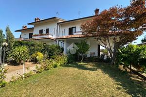 VILLA A SCHIERA A GREZZAGO