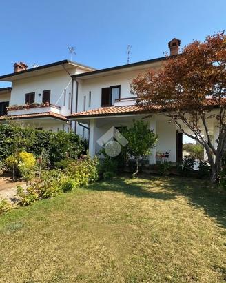 VILLA A SCHIERA A GREZZAGO