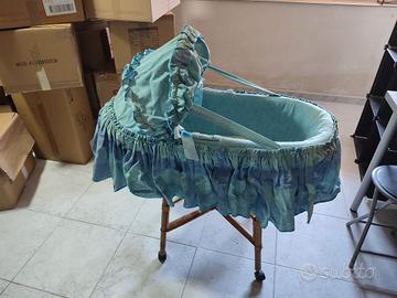 Culla in vimini con cappottina vintage