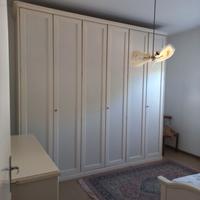 camera da letto con mobili in legno bianco
