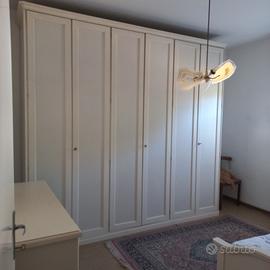 camera da letto con mobili in legno bianco