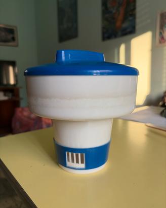 Contenitore per cloro per piscine