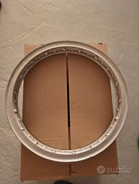 Cerchione Borrani VM2 18"