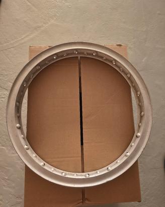 Cerchione Borrani VM2 18"