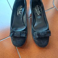 Ballerine nere con tacco basso 