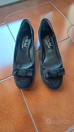 Ballerine nere con tacco basso 