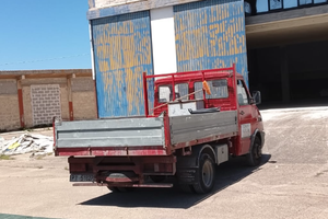 Camion con cassone ribaltabile