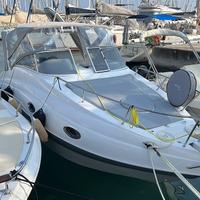 Barca a motore
