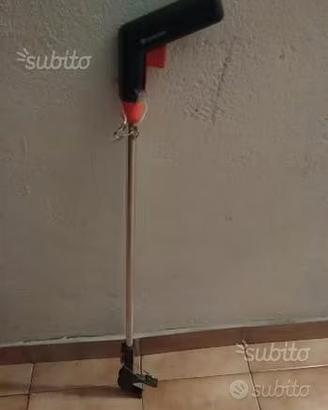 Pinza con puntale per raccogliere frutta o rifiuti