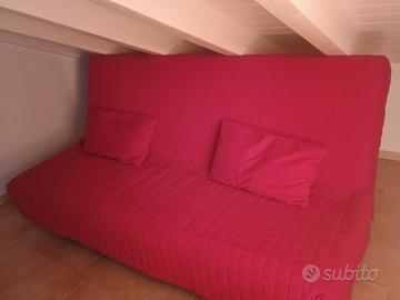Divano letto rosso 3 posti con 2 cuscini