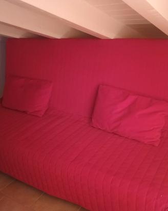 Divano letto rosso 3 posti con 2 cuscini