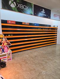 Arredamento completo per negozio di videogiochi.  