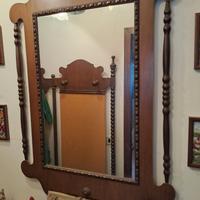 specchio e attaccapanni in noce + vetrinetta
