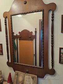 specchio e attaccapanni in noce + vetrinetta